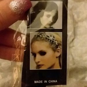 NWT sliver sparkle headband. Elastic